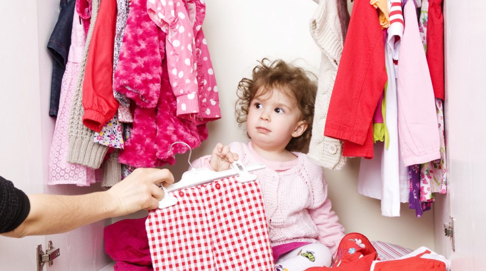 Qual a melhor forma de organizar o guarda-roupa?