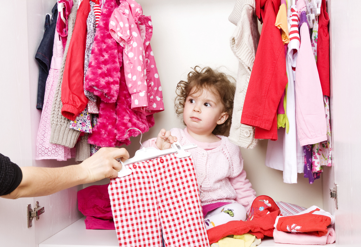 Qual a melhor forma de organizar o guarda-roupa?