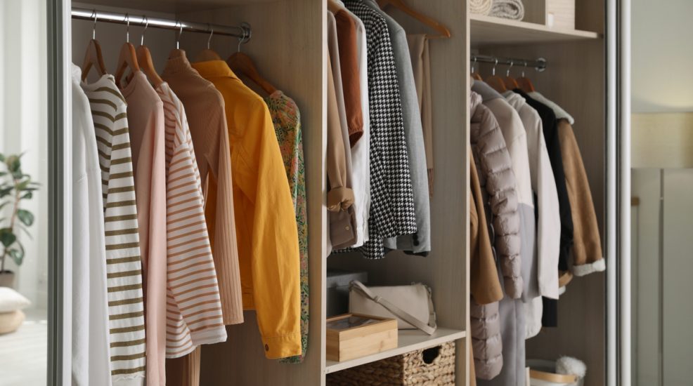 como montar um closet aberto prático e funcional