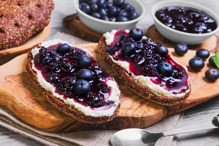 Receita de natal: Queijo brie com geleia de blueberries