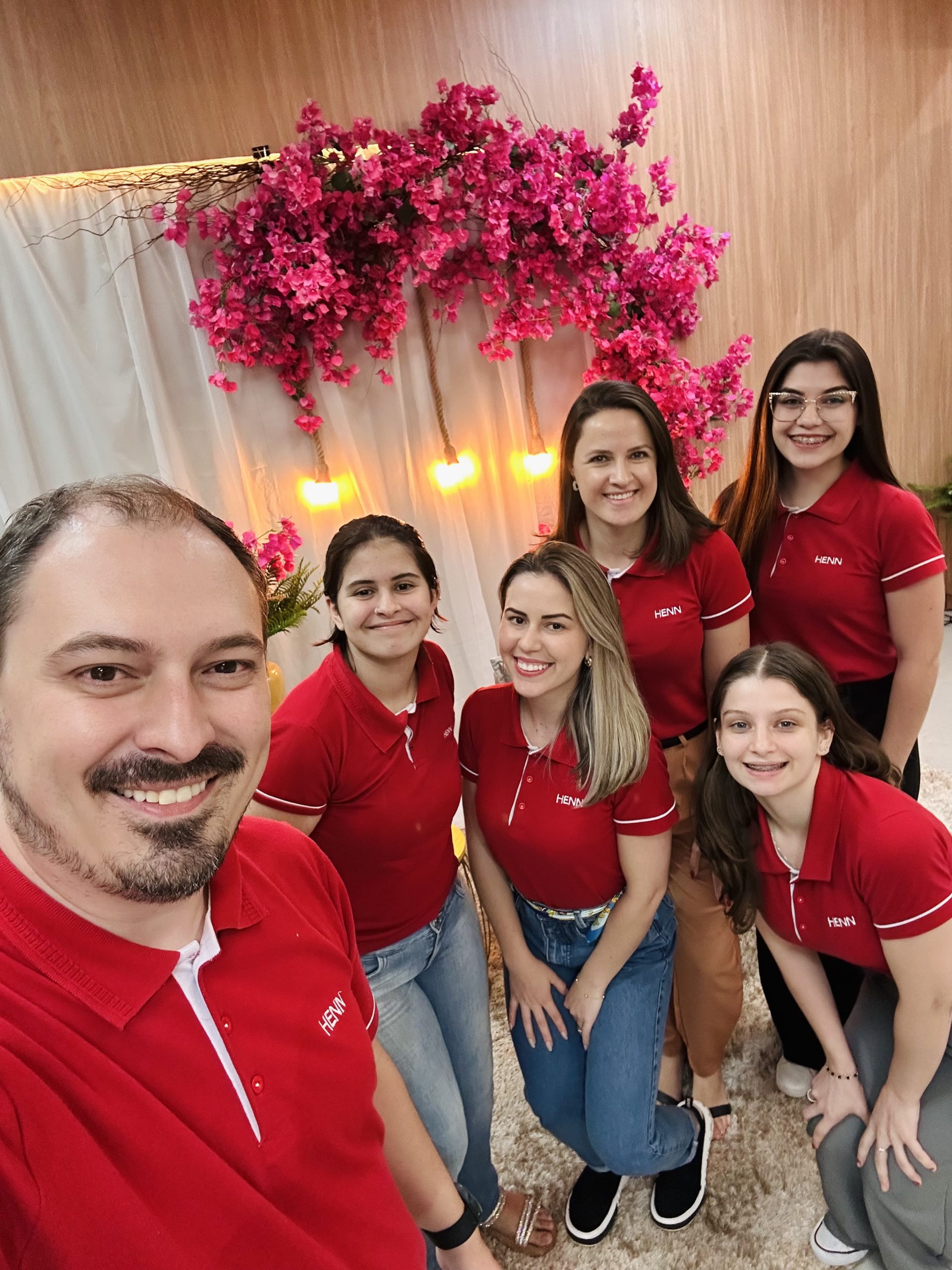 Equipe de marketing da Henn envolvida na produção do vídeo de Dia das Mães