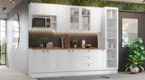Cozinha clara da Linha Americana com armários e aéreos na cor branca