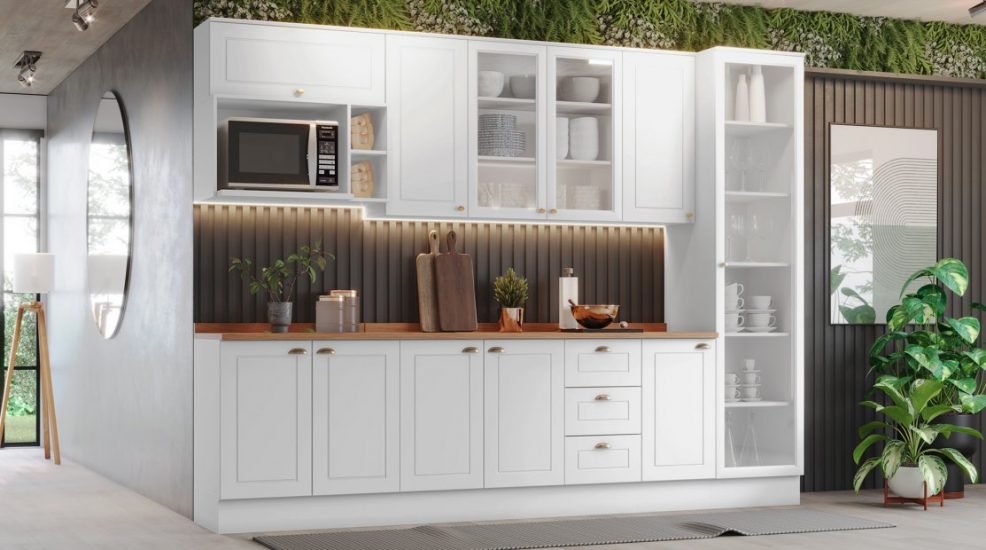 Cozinha clara da Linha Americana com armários e aéreos na cor branca
