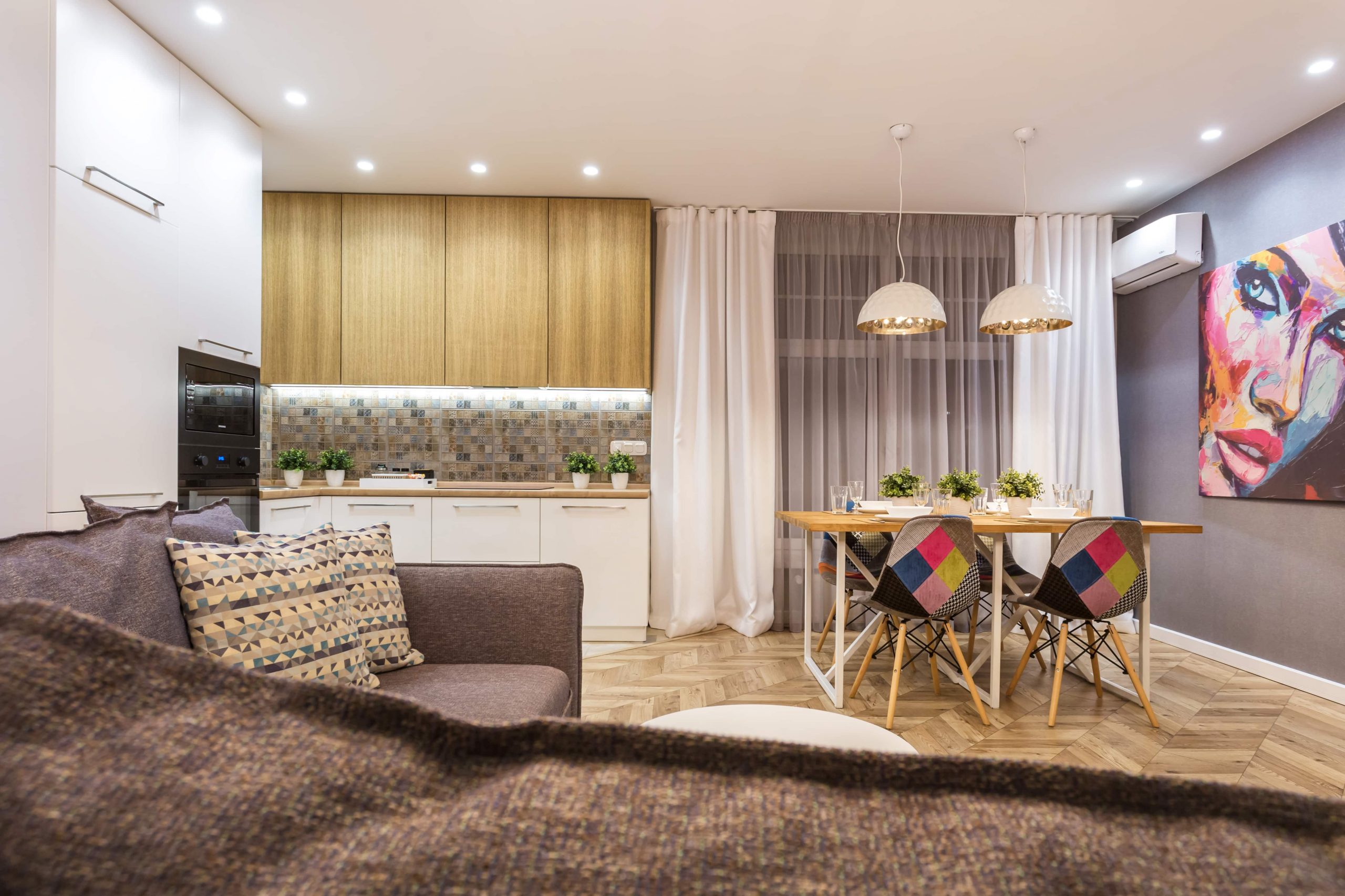Cozinha integrada com mesa de jantar e sala de estar, mostrando como mobiliar um apartamento pequeno