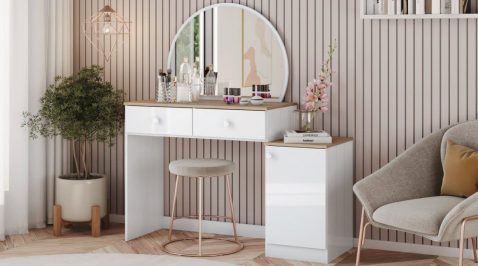 Quarto com decoração em rosa e um dos tipos de penteadeira com espelho oval